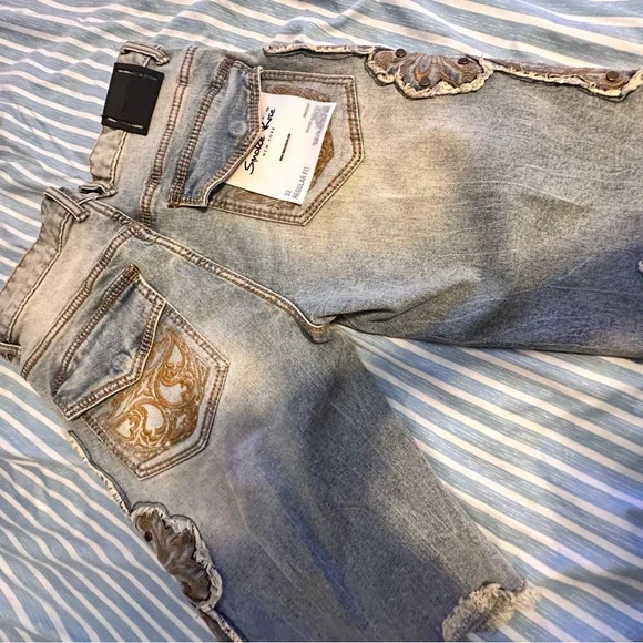 Stylish Distressed Jean Shorts with Embroidered Design - Picture 5 of 6